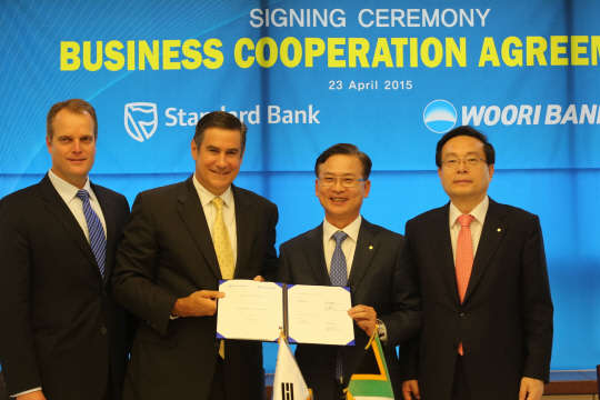 코리안 데스크는 미진출 국가에 사무소나 영업점 등 네트워크를 구축하기 전에 현지은행과 공동 마케팅을 위해 설치하는 것이다. 23일 서울 우리은행 본점에서 이동건 우리은행 수석부행장(왼쪽 세 번째)이 로버트 클라비스 남아공 스탠다드뱅크 글로벌 부문장(두 번째) 등과 코리안 데스크 설치에 관한 업무제휴를 맺은 후 기념촬영을 하고 있다. 사진= 우리은행 제공